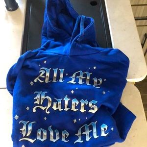 It’s a blue sweater from H&M it’s a large and still in really good condition